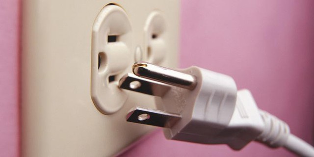
Nhiều gia đình đang lắp đặt bình nóng lạnh với chiếc phích cắm 3 chân thế này.
