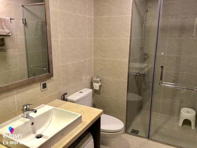 
Toilet thiết kế khá đơn giản nhưng sử dụng những giải pháp thông minh để không gian luôn sạch, khu vực ướt và khô được ngăn cách.
