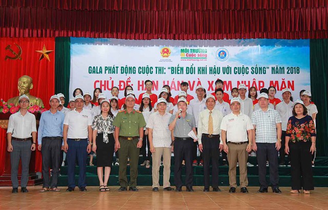 C&aacute;c đại biểu tham gia ph&aacute;t động Cuộc thi &ldquo;Biến đổi kh&iacute; hậu với Cuộc sống&rdquo;