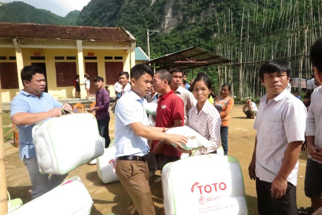 Trao quà cho 100 hộ dân tại bản Bôn, xã Trung Thượng, huyện Quan Sơn
