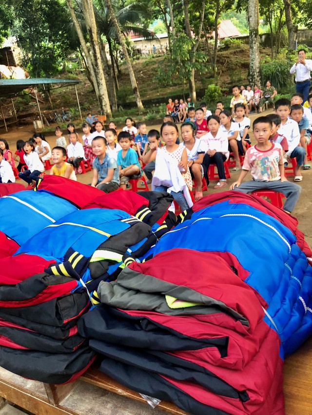 Học sinh Trường Tiểu học Xuân Thủy (Quan Sơn) háo hức chờ nhận áo ấm
