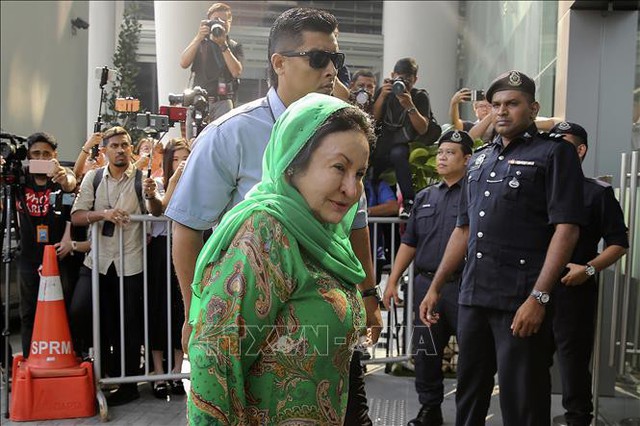 Bà Rosmah Mansor tới văn phòng Ủy ban Chống tham nhũng của Malaysia ở Putrajaya để trả lời thẩm vấn ngày 26/9/2018. Ảnh: AFP/TTXVN