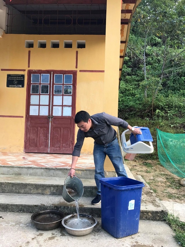 Thùng đựng rác cũng trở thành dụng cụ chứa nước ở điểm trường Tiểu học Tả Gia Khâu
