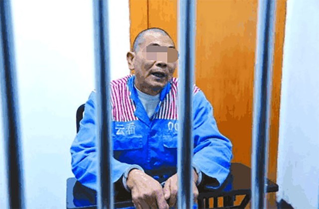 Tại đồn cảnh sát, ông Lao Wang đã thành khẩn thú nhận tội lỗi của mình, đồng thừa xin giảm nhẹ mức án phạt để có thể quay về đi làm chu cấp cho đứa bé.