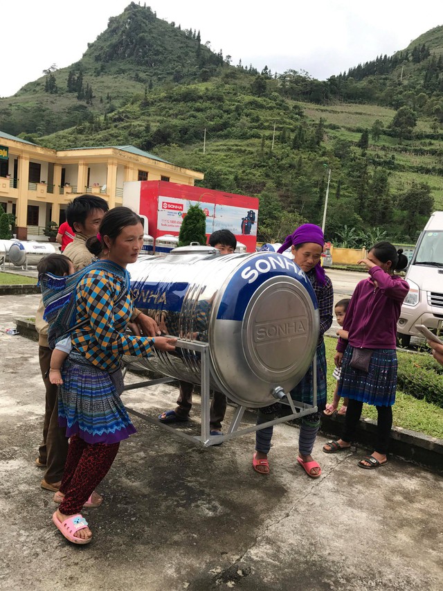 Bà con vui mừng khi được tặng bồn chứa nước của Tập đoàn Sơn Hà
