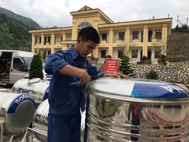 Nhân viên kỹ thuật của Tập đoàn Sơn Hà đang lắp vòi nước trước khi đưa đến các điểm trường