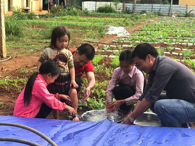 Những giọt nước sạch đầu tiên được chứa trong túi nước khổng lồ, dung tích 10.000m2 nước của Tập đoàn Sơn Hà thầy trò trường Tiểu học Tả Gia Khâu đón nhận.