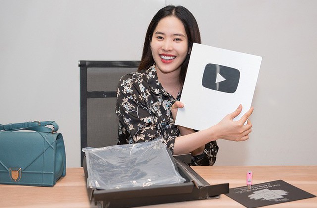 Nam Em rất hạnh phúc khi được nhận nút bạc Youtube. Tôi mừng vì vẫn được khán giả yêu thương, ủng hộ. Tôi sẽ cố gắng ra nhiều sản phẩm chất lượng hơn để không phụ tình cảm mọi người dành cho mình.