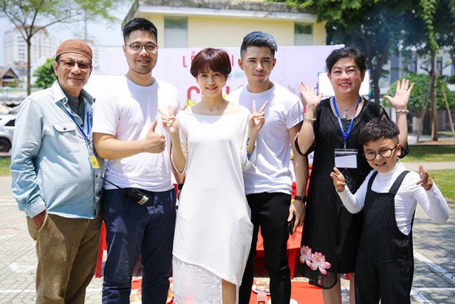 
Nhà sản xuất Dung Bình Dương (áo đen) cùng đạo diễn Đinh Tuấn Vũ (thứ hai từ trái sang), An Nguy, Will và diễn viên nhí Hữu Khang trong ngày khởi quay phim. Ảnh: TL
