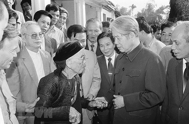 
Tổng Bí thư Đỗ Mười nói chuyện thân mật với nhân dân xã Lê Lợi, huyện Thường Tín (Hà Tây cũ), ngày 1/11/1992. Ảnh: TTXVN

