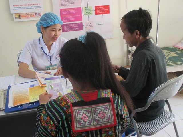 
Bác sĩ tư vấn cho người dân về việc dự phòng điều trị HIV/AIDS. Ảnh: N.Mai
