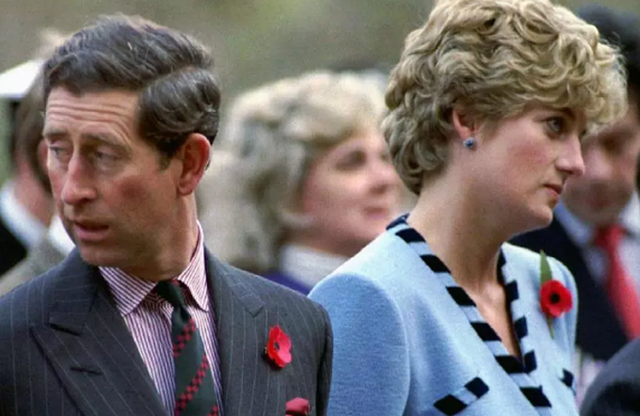 Thái tử Charles và Công nương Diana mỗi người nhìn về một hướng trong một hoạt động tưởng nhớ binh sĩ Anh thiệt mạng trong Chiến tranh với Hàn Quốc hồi tháng 11/1992. Lúc này, cuộc hôn nhân của họ đã bên bờ vực đổ vỡ. Ảnh: Reuters.