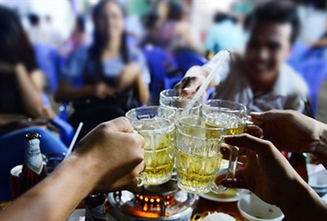 Chồng tôi mải mê tụ tập với bạn bè. Ảnh minh họa
