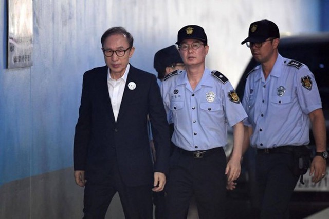 Cựu Tổng thống Hàn Quốc Lee Myung Bak (trái) đã bị buộc tội tham nhũng và lĩnh án 15 năm tù. Ảnh: AFP