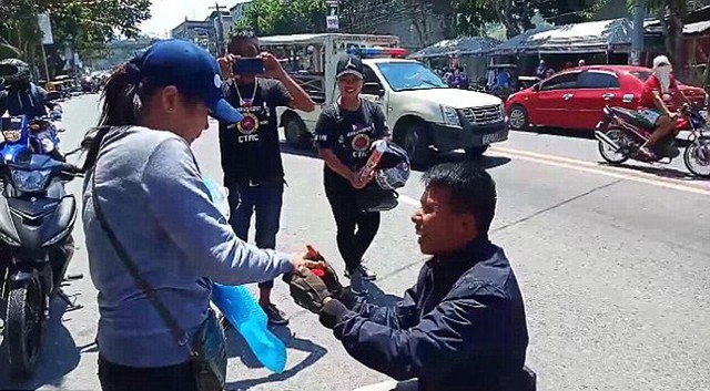 Delrio cầu hôn bạn gái sau màn giả chết thót tim ở Nam Cotabato, Philippines hôm 30/9. Ảnh: Newsflare.