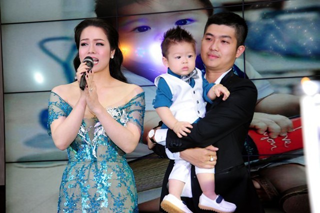 Nhật Kim Anh bên chồng và con trai.