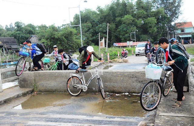 Xã Duy Vinh đã xây 2 lớp bê tông cao 0.5m và đặt biển báo cấm người dân qua cầu