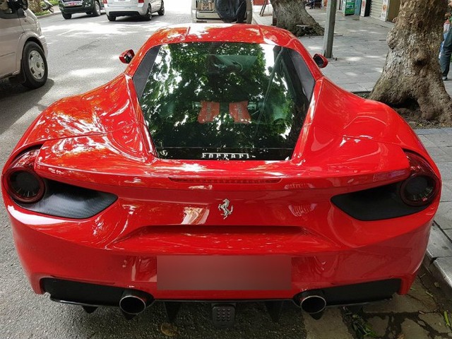 Tháng 9.2017, Tuấn Hưng tậu siêu xe Ferrari trị giá hơn 15 tỷ đồng.