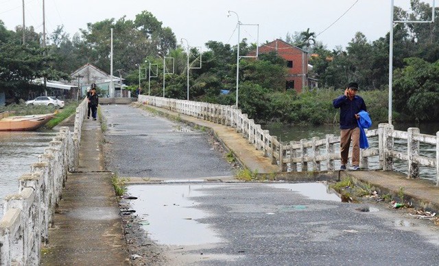 Bất chấp nguy hiểm, hằng ngày có hàng trăm lượt người đi qua cầu