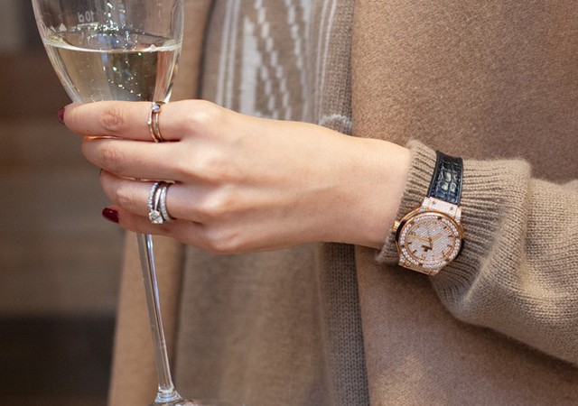 Dương Thuỳ Linh còn đeo đồng hồ gắn kim cương có giá 34.000 USD (khoảng 792 triệu đồng).