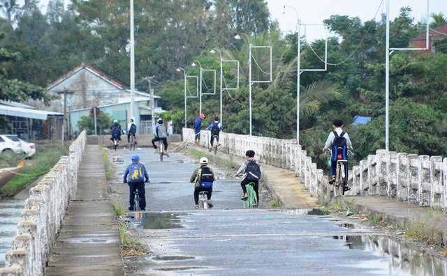 Hàng chục lượt học sinh băng qua cầu bất chấp nguy hiểm để đến trường