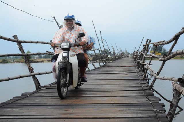 UBND huyện Duy Xuyên đầu tư gần nữa tỷ đồng xây cầu tạm bằng gỗ cho người dân đi lại