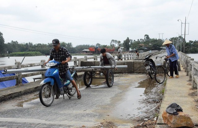 Xã Duy Vinh đã trình phương án xây mặt cầu tạm lên đoạn sụt lún cầu Hà Tân cho người dân đi lại trong mùa mưa lũ