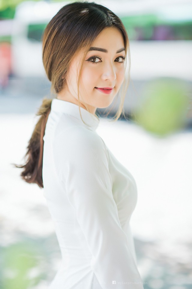 Sở hữu đ&ocirc;i mắt n&acirc;u to tr&ograve;n c&ugrave;ng đường n&eacute;t sắc sảo, Hồ Li&ecirc;n thường bị nhầm l&agrave; con lai hay g&aacute;i T&acirc;y. 9X vui vẻ tiết lộ c&oacute; lần c&ocirc; nhuộm t&oacute;c m&agrave;u s&aacute;ng, chơi ở b&atilde;i biển c&oacute; người ra bắt chuyện bằng tiếng Anh. Phong c&aacute;ch trang điểm sắc sảo c&agrave;ng khiến nhiều người nhầm lẫn Li&ecirc;n kh&ocirc;ng mang 100% d&ograve;ng m&aacute;u Việt. Ảnh: Nguyễn Kh&aacute;nh H&ograve;a.