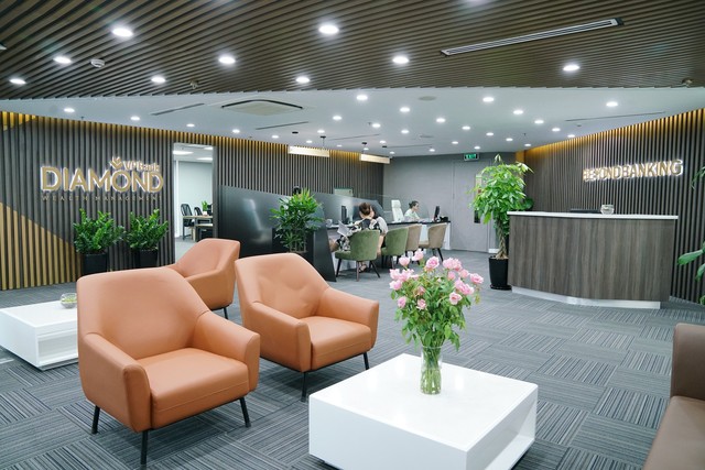 VPBank hiện là ngân hàng duy nhất ở Việt Nam có phòng chờ sân bay riêng dành cho khách hàng thuộc phân khúc cao cấp, với tên gọi VPBank Diamond Elite Lounge.