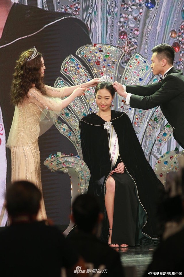 Theo Sina, hôm 7/10, chung kết Hoa hậu châu Á 2018 diễn ra tại Hong Kong. Người đẹp 25 tuổi Lương Tuyết Dao đăng quang hoa hậu, hai á hậu là Trương Hữu Vũ và Lâm Tư Mạt.