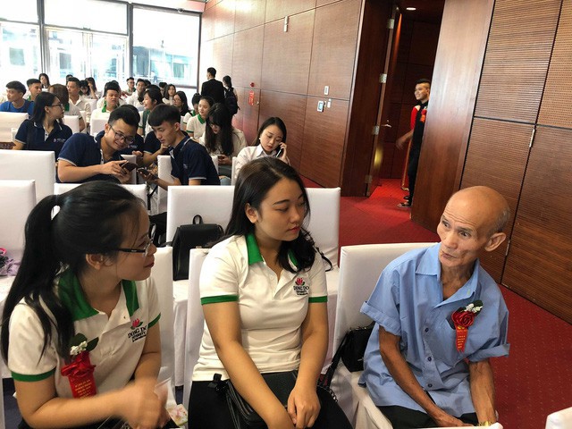 Cụ sinh viên Cao Nhật Linh trò chuyện cùng với các sinh viên đồng khóa trong lễ khai giảng
