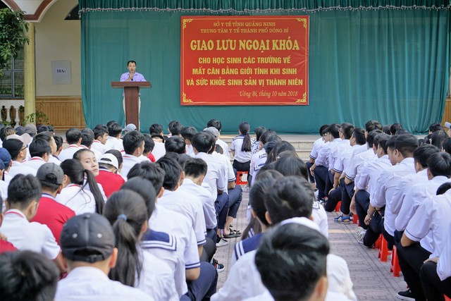 Học sinh trường THPT Hồng Đức (Uông Bí, QN) trong giờ ngoại khóa sáng nay