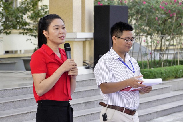 Tuyên truyền viên dân số Trần Khánh Ly gaiir đáp các câu hỏi của học sinh THPT Uông Bí về sức khỏe sinh sản và mất cân bằng giới tính khi sinh
