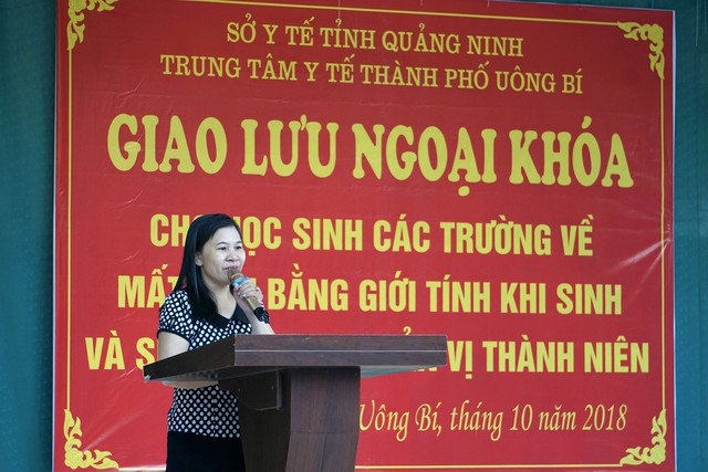 Bà Hà Thị Điểm -Trưởng phòng Dân số TTYT Uông Bí trò chuyện với học sinh THPT Hồng Đức về SKSS và mất CBGTKS