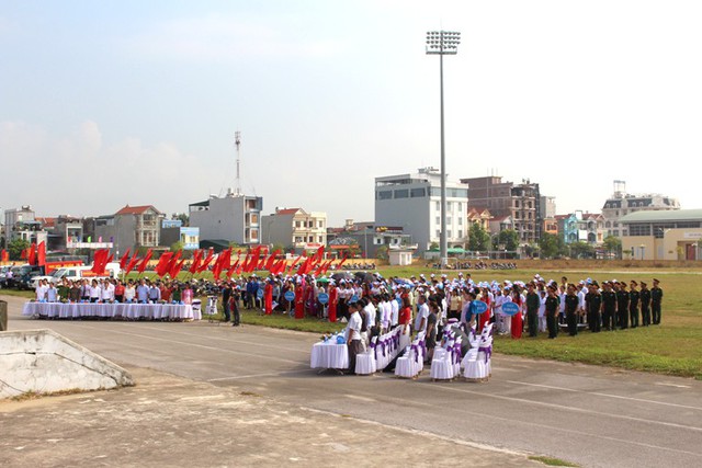 
Đại diện một số ban ngành, đoàn thể tỉnh Quảng Ninh và thị xã Quảng Yên trong Lễ ra quân
