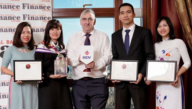 
Đại diện BIDV nhận cúp và chứng nhận giải thưởng từ Giám đốc điều hànhTạp chí GB&FR Martin Murphy (đứng giữa)
