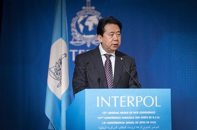 &Ocirc;ng Meng Hongwei bị bắt giữ ngay khi xuống s&acirc;n bay Trung Quốc .