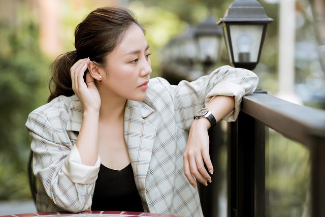 Văn Mai Hương trở lại âm nhạc vào đầu tháng 10 với ca khúc ballad Nghĩ về anh.