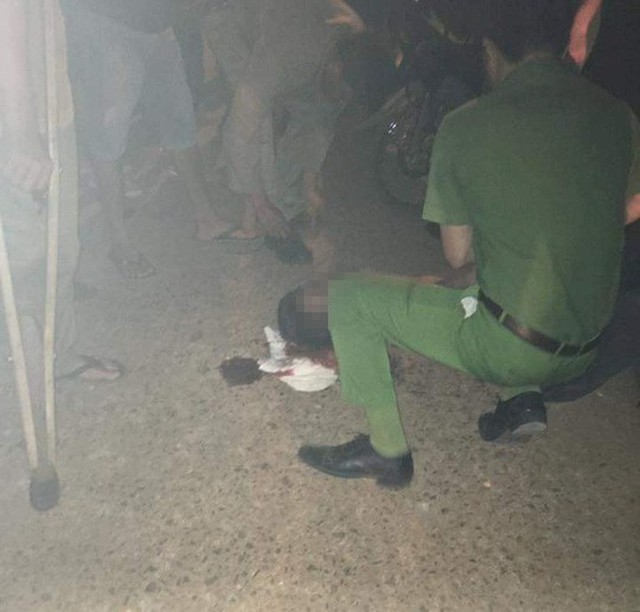 
Lực lượng công an có mặt đưa anh Y Sul Êban đi cấp cứu nhưng do bị thương quá nặng, nạn nhân đã tử vong. Ảnh B.N.
