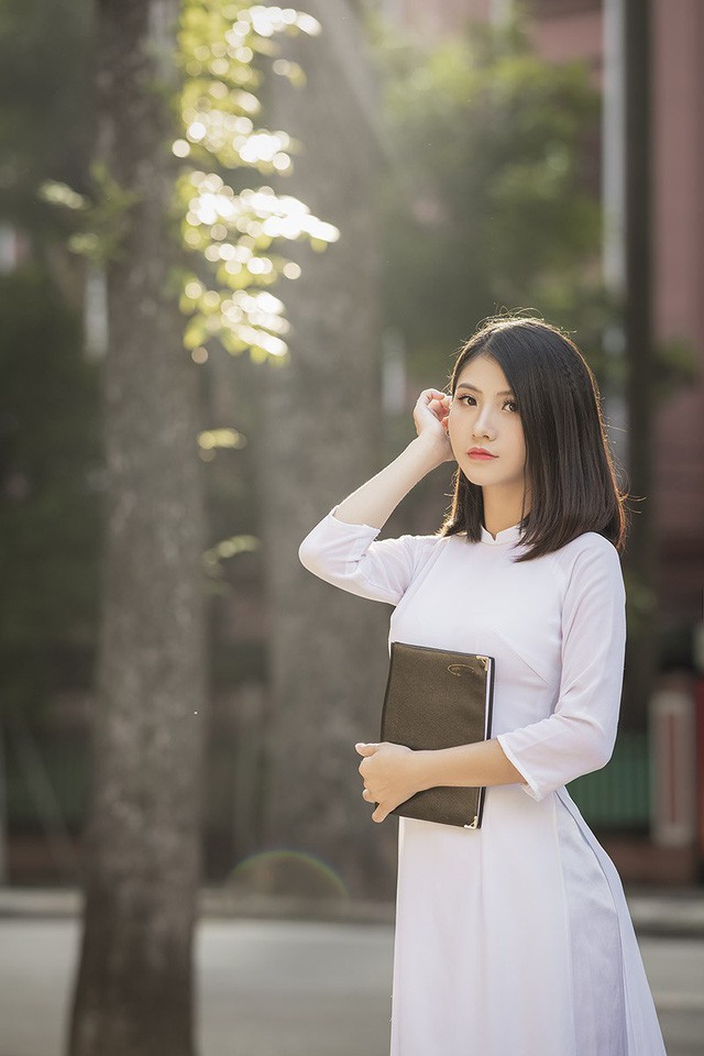 Phạm Thùy Linh hiện đang là sinh viên năm hai ngành Thiết kế thời trang, trường Đại học Kinh tế Kỹ thuật công nghiệp Hà Nội. Trong trang phục áo dài, nữ sinh Ninh Bình khiến người xem xao xuyến thương nhớ bởi nét duyên dáng, thướt tha yêu kiều.