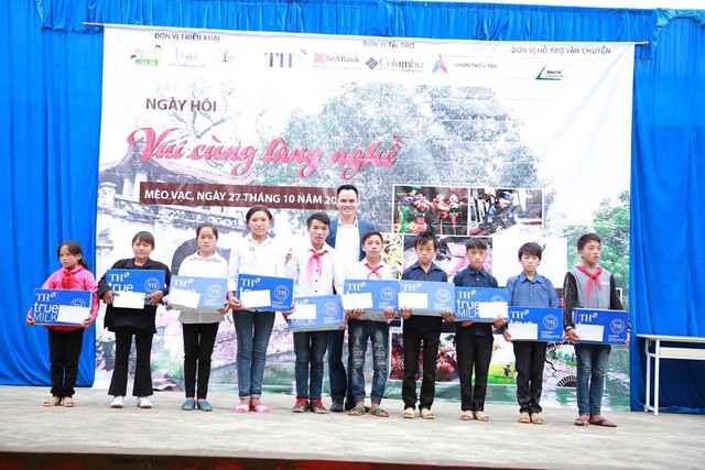 Ông Phạm Hồng Phúc - Chủ tịch công đoàn, đại diện Tập đoàn TH trao tặng 10 phần quà, mỗi phần gồm một thùng sữa và phần tiền trị giá 500 nghìn cho 10 em học sinh có hoàn cảnh đặc biệt khó khăn của trường THCS Cán Chu Phìn