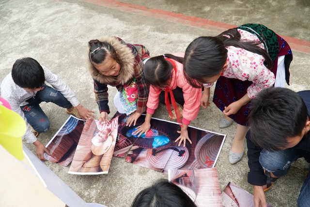 Các em học sinh tham gia trò chơi khởi động ghép ảnh về làng nghề dân gian