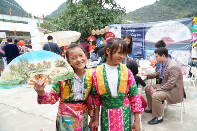 Đôi bạn thân đến từ lớp 8 trường Cán Chu Phìn với chiếc quạt cùng làm tại gian làng nghề quạt giấy Chàng Sơn.