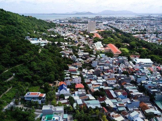 Ngôi nhà tọa lạc trên rẻo đất lưng chừng núi Lớn, thuộc thành phố Vũng Tàu. Tận dụng lợi thế địa hình cao, các kiến trúc sư và gia chủ quyết định làm một ngôi nhà 3 tầng nổi để có thể ngắm được toàn cảnh thành phố Vũng Tàu. Trừ một cạnh tiếp giáp hàng xóm, cả ba mặt của ngôi nhà đều được khai thác để mở rộng tầm nhìn ra xung quanh: đằng sau là núi, phía trước là biển, nhìn ra bên cạnh là thành phố.