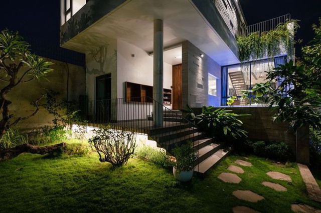 Ngôi nhà có tổng diện tích xây dựng 290m2 cũng thể hiện được lối sống đơn giản của gia chủ: gắn bó với thiên nhiên, nội thất có phong cách tối giản song tối ưu hóa công năng và thoải mái khi sử dụng.