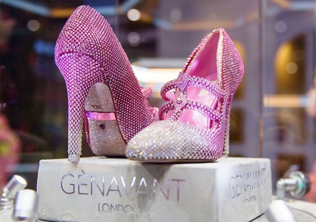 
Đôi giày nạm kim cương hồng giá 4,3 triệu USD .
