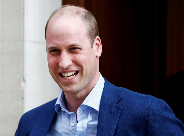 
Ho&agrave;ng tử William rời cổng khoa Lindo Wing sau khi vợ, C&ocirc;ng nương Kate, sinh hạ con trai Louis hồi th&aacute;ng 4. Ảnh: Reuters.
