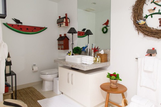 
Phòng tắm cũng mang dấu ấn của chuỗi kết hợp màu sắc trắng và đỏ. Không gian thư giãn được bố trí với gam màu trắng đơn giản, nhấn nhá bằng vài phụ kiện màu đỏ để căn phòng thêm tươi tắn và vui vẻ.
