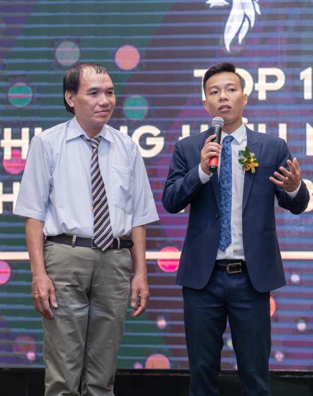 
Lương y Vũ Đức (bên trái) cùng bạn đồng hành Đặng Xuân Lộc tại vinh danh “Top 10 thương hiệu Châu Á, Thái Bình Dương”.
