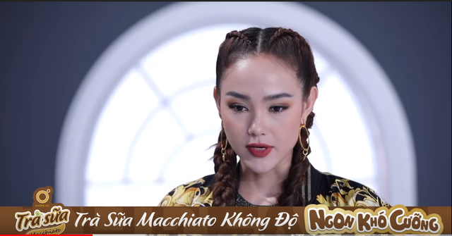 Li&ecirc;n tục nh&igrave;n xuống, tr&aacute;nh m&aacute;y quay, Minh Hằng bộc lộ sự kh&oacute; chịu trong cảm x&uacute;c d&ugrave; cố phải tỏ ra b&igrave;nh tĩnh